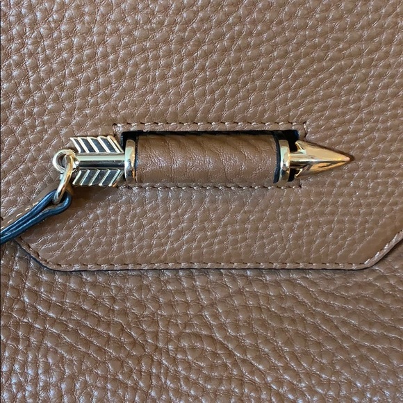 Mackage handbag with arrow closure - Picture 6 of 7